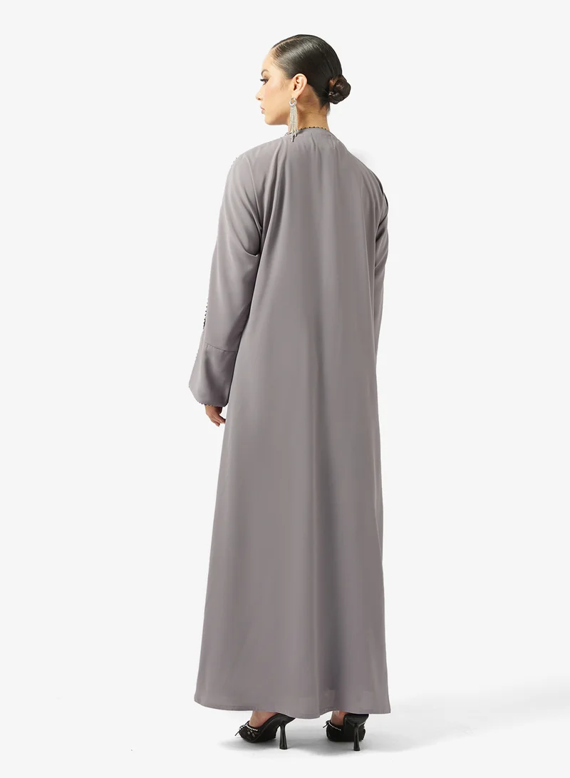 هيا كلوزيت عباية مفتوحة مطرزة بنقوش زهور وياقة دائرية